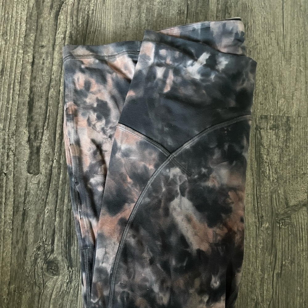 Unlimit Lululemon Keyhole Legging - Size 6